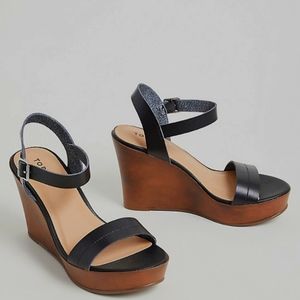 Torrid size 7.5 WW Black platform wedge